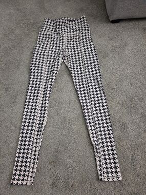 New Without Tags- Forever 21 Black & Cream Houndstooth Yoga Pants
